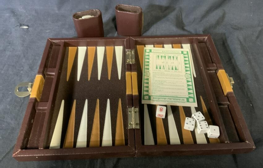 BACKGAMMON INTERNATIONAL Backgammon Travel Set