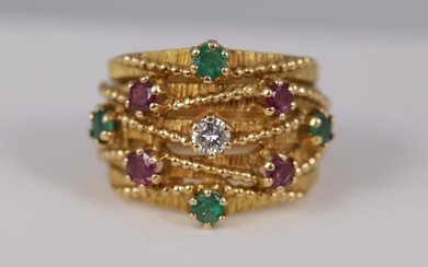 BAGUE EN OR 18K, DIAMANT, RUBIS ET EMERAUX composée de 5 anneaux reliés décorés de...