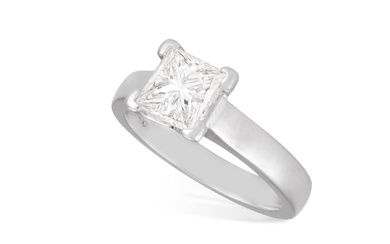 BAGUE MONOPIERRE EN DIAMANT Le diamant de taille princesse pesant 1,59cts dans une monture à...