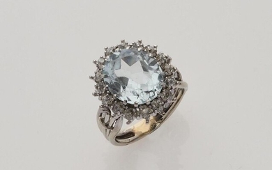 BAGUE "Pompadour" en or gris 750/°° ornée d'une aigue-marine ovale dans un entourage de diamants taille ancienne. TDD: 55. PB :9.3 g. Aigue-marine à repolir, une petite égrisure à un diamant.