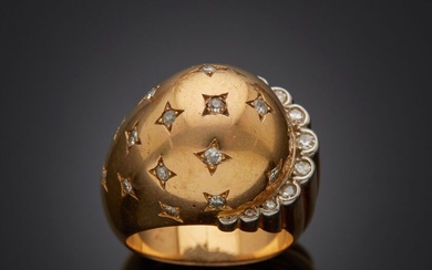BAGUE "boule" en platine (950‰) et or jaune (750‰) partiellement godronné, ornée de diamants taille...