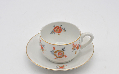 BAREUTHER BAVARIA, CUP WITH SAUCER, SCATTERED FLOWERS, WITH GOLD RIM, 1. ELECTION.