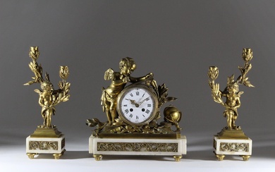 BOIN TABURET à Paris Garniture de cheminée en bronze doré et marbre blanc, La pendule...