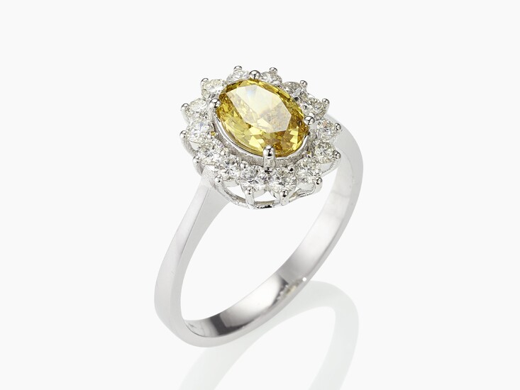 Bague Entourage avec un diamant jaune vif de fantaisie et des diamantsItalie, 2021s or blanc...