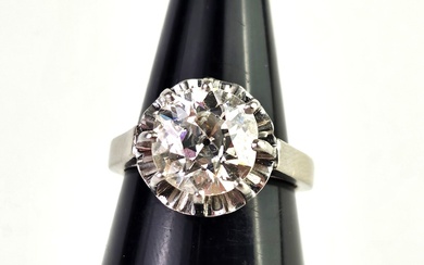 Bague solitaire en platine ou or gris 18K (750°/°°) centrée d'un diamant rond demi taille...