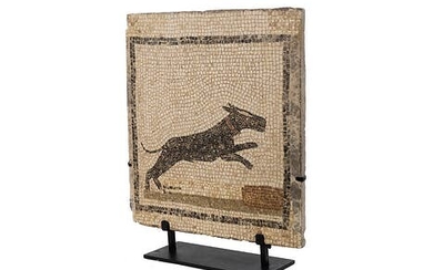 Bodenmosaikfragment mit Darstellung eines nach rechts laufenden Hundes