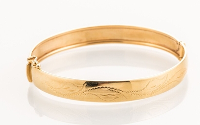 Bracelet en or jaune 750 millièmes à décor ciselé de rinceaux, fermoir cliquet (poids :...