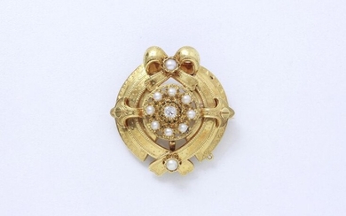 Brooch in 750 thousandths finely engraved gold and black enamel, centred on an antique cut diamond surrounded and shouldered by half pearls surmounted by a knot. French work from the second half of the 19th century. (missing).