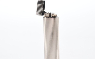 CARTIER Paris. Briquet en métal argenté, décor cannelé, numéroté 80418B. H. 12,2 cm