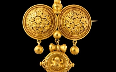 *CASTELLANI (dans l'entourage) BROCHE MILLEFIORI en or, formée par deux boucliers avec des fils d'or...