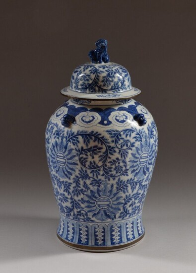 CHINE Potiche couverte de forme balustre en porcelaine décorée en bleu sous couverte de motifs...