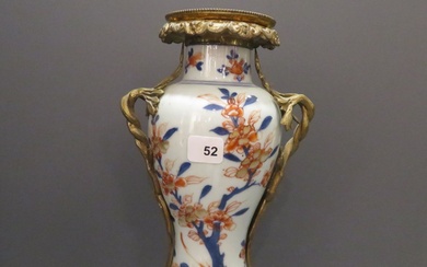CHINE Vase de forme ovoïde en porcelaine à décor Imari bleu, rouge et or de...