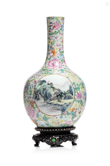 CHINE, XIX ème Vase bouteille en porcelaine...