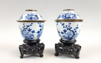 CHINE, XIXème. PAIRE de SORBETS COUVERTS en porcelaine "bleu de Hue" à décor de cerisiers...