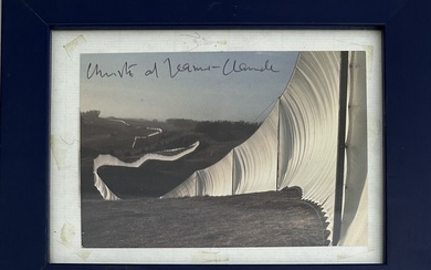 CHRISTO [bulgare] (1935-2020) et JEANNE-CLAUDE [marocaine] (1935-2009) Running Fence, Californie Carte postale signée au feutre...