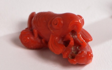 Chine, début XXe siècle. Pendentif en corail rouge orangé, sculpté de poisons voiles. L. 4...