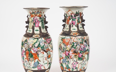 Chine, vers 1900, Paire de vases en porcelaine de nankin à décor en polycrhomie de...