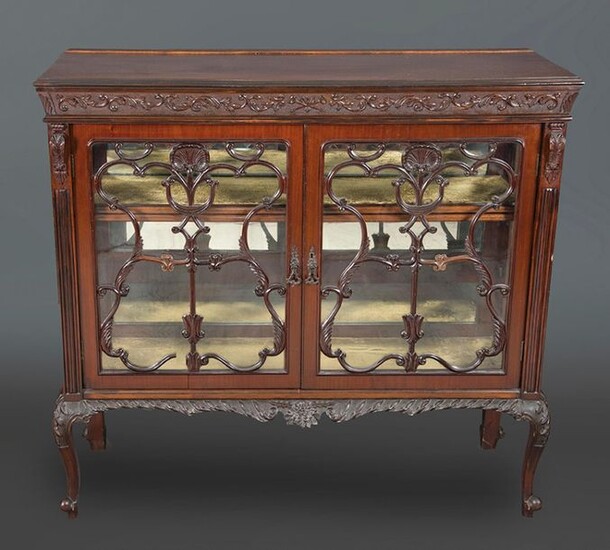Chippendale style display cabinet, pp. s. XX. In mahogany wood with refined carving work. Size: 112x44x120 cm. Exit: 200uros. (33.277 Ptas.)