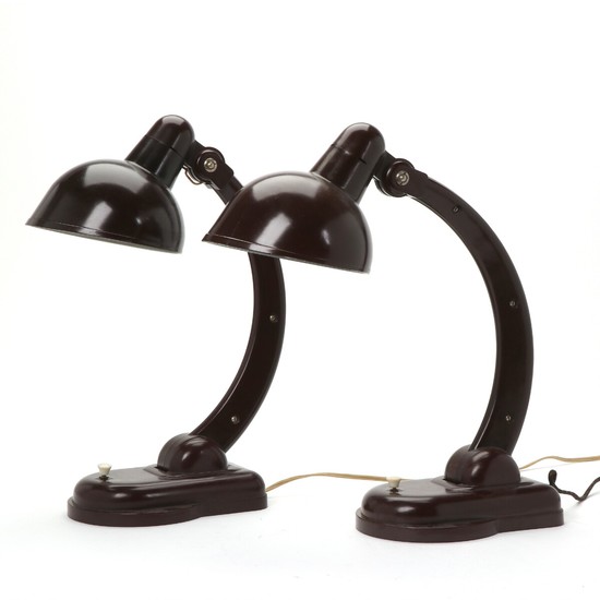 Christian Dell: “Sigma”. A pair of table lamps with adjustable brown bakelite frame. (2)