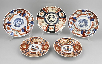 Cinq assiettes diverses en porcelaine japonaise Imari à décor floral/doré. Deux assiettes avec des éclats....