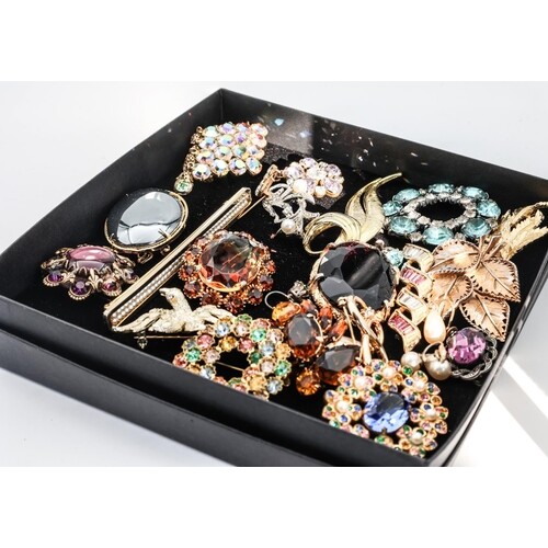 Collection of Various Ladies Vintage Brooches Quantity As Ph...