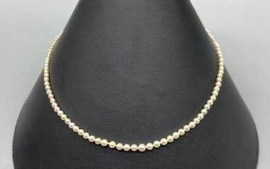 Collier de perles de culture et de perles probablement fines en chute (diamètres : 5...