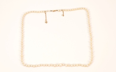 Collier de perles de culture, fermoir et chaînette de sécurité en or (750). Poids brut...