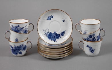 Copenhague six tasses à moka "Fleur bleue/bord doré".Manufacture de porcelaine Royal Copenhagen, poinçons bleu sous...