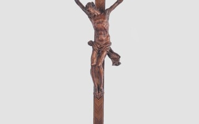 Croix sur pied Allemagne du Sud, vers 1750 Noyer Corpus Christi, poirier Hauteur 60 cm...