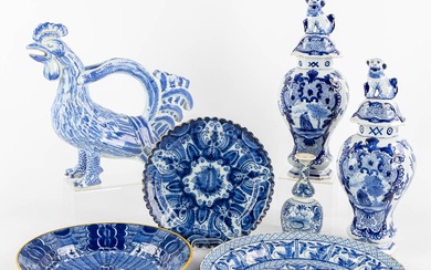 Delft, une collection d'accessoires de table et d'assiettes. Une assiette en forme de paon, un...