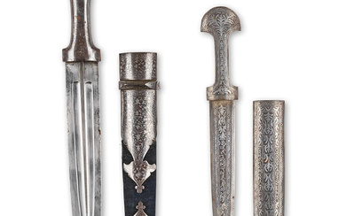 Deux dagues en acier damasquiné argent (kindjals), Caucase début du...