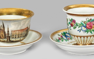 Deux tasses décoratives avec soucoupes, en forme de gobelet-cloche, en partie avec anse à volute....