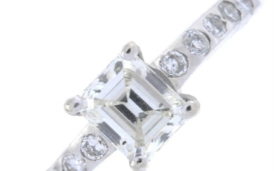 Diamond single-stone ring, diamond sides