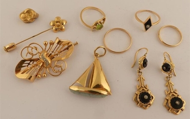 Divers bijoux en or et pierres, or dentaire. PB : 32 g.