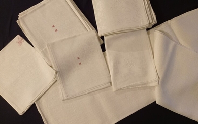 Dix-sept serviettes et une nappe, XVIIIe et XIXe siècle. Seize serviettes en damas de lin...