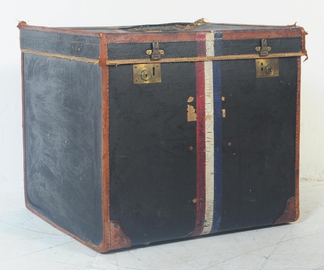 EARLY 20TH CENTURY TRAVEL CASE TRUNK - LOUIS VUITTON STYLE