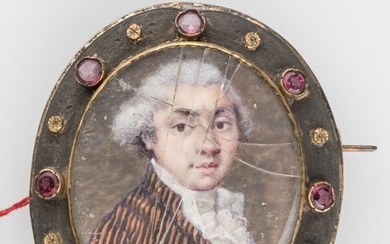 ECOLE FRANCAISE fin XVIIIème siècle. Portrait d'homme en perruque, veston rayé jaune, jabot blanc. Miniature...