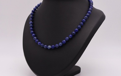 Ensemble comprenant un collier tour de cour en perles boules de lapis lazuli, un bracelet...