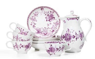 Ensemble d'1 verseuse et 4 tasses en porcelaine de Meissen, période Marcolini. A décor en camaïeu violet sinisant de fleurs, h. 4,5 et 16