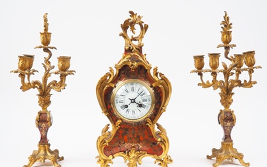 Garniture de cheminée de style Louis XV en marqueterie Boulle et métal doré : un...