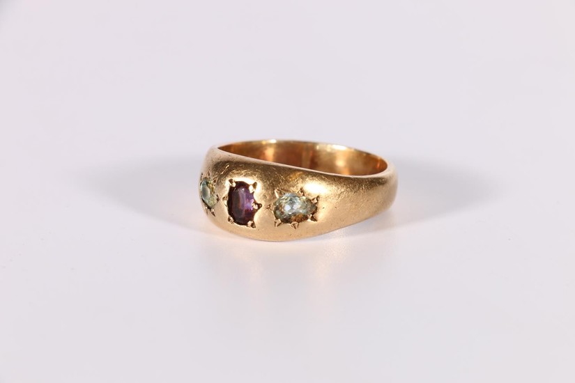 Gent's large 9ct gold ring with garnet and two damaged aquam...