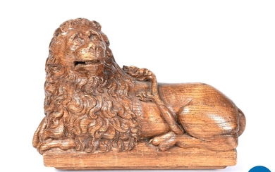 Gesneden houten liggende leeuw