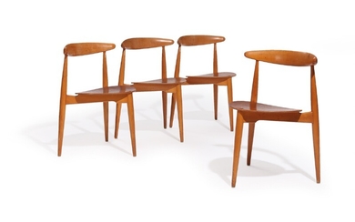 Hans J. Wegner: “Heart Chair”. A set of four three-legged beech chairs with moulded teak seat. Manufactured by Fritz Hansen. (4)