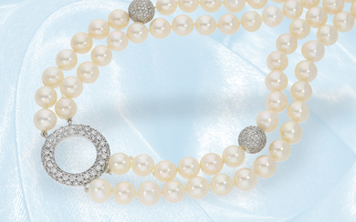 High quality cultured pearl necklace with exclusive designer diamond centerpiece of ca. 2.92ct