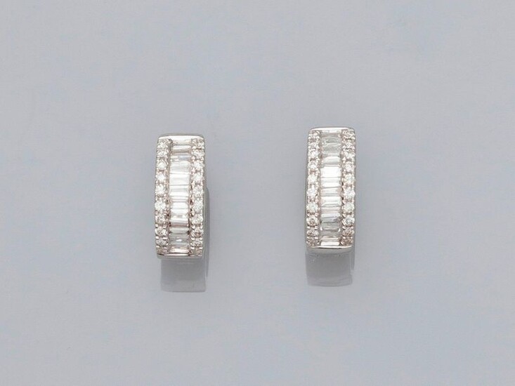 Hoop earrings in white gold, 750 MM, adorned with baguette-cut diamonds, 11 x 5 mm, weight: 2.6gr. rough.