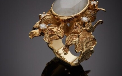 Importante BAGUE "bijou d'artiste" en or jaune (585‰) 14 carats, sculpté, ajouré et amati, serti...