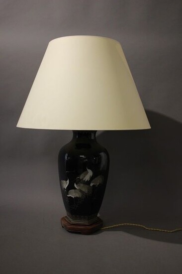 LAMPE formé d'un vase de forme balustre en cuivre émaillé cloisonné à décor de hérons...