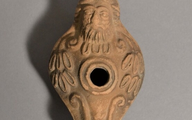 Lampe à huile anthropomorphe Romaine, 2e siècle après J.-C. Terre cuite, L = 11,3 cm...