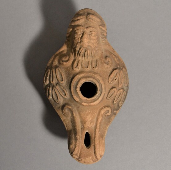 Lampe à huile anthropomorphe Romaine, 2e siècle après J.-C. Terre cuite, L = 11,3 cm...