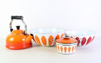 Le Creuset kettle together with enamelled kitchen wares incl. bowls (dia24cm & 28.5cm) and tureen